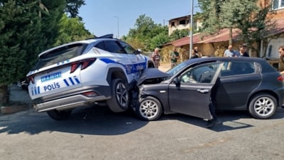 Aydın'da polis aracı ile otomobil çarpıştı: 2 yaralı