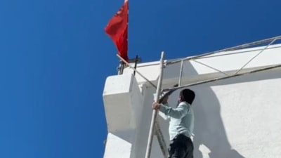 Nevşehir'de Türk bayrağını düzeltmek için 10 metre tırmandı