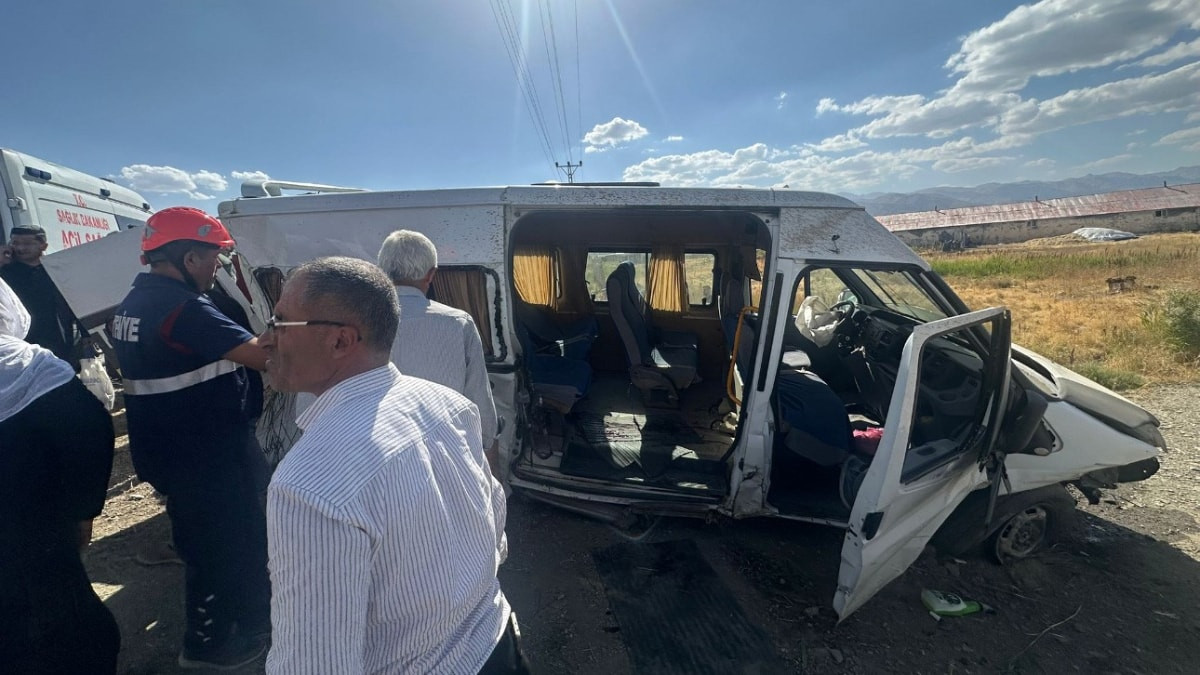 Hakkari'de minibüs, açık bırakılan rögar çukuruna çarptı: 6 yaralı