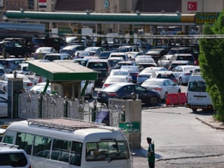 Irak'ta akaryakıt krizi: Benzin alabilmek için saatlerce kuyrukta bekliyorlar