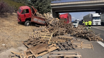 Bursa’da arızalanan kamyonete kamyon çarptı: 1 ölü 1 yaralı