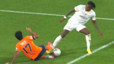 Başakşehir’de Umut Bozok kırmızı kart gördü!