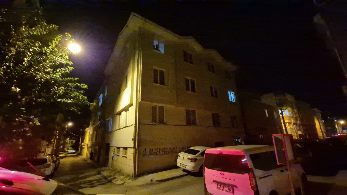 Eskişehir'de 2'nci kattan düşen kişi yaralandı
