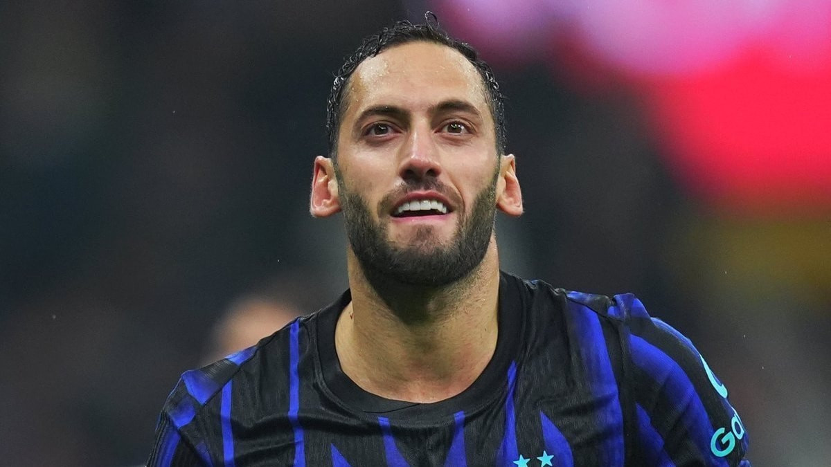 Hakan Çalhanoğlu, İtalya'da yılın takımına seçildi
