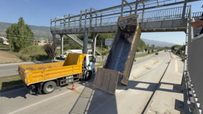 Tokat'ta damperi açılan tır üst geçide çarptı: Sürücü yaralandı
