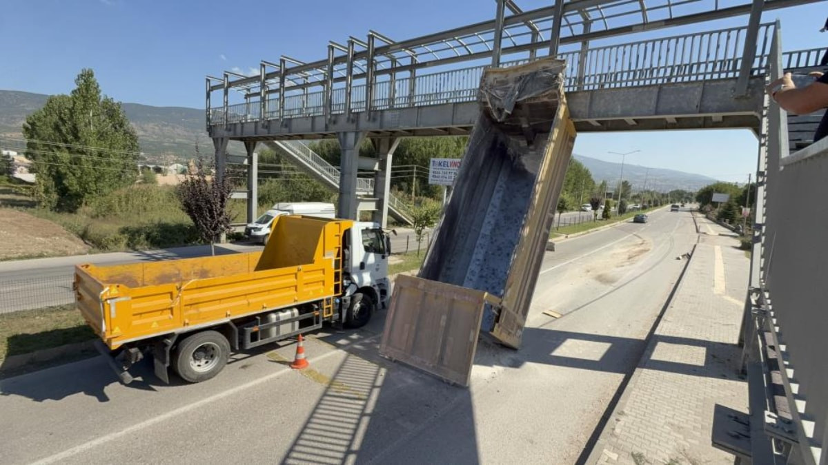 Tokat'ta damperi açılan tır üst geçide çarptı: Sürücü yaralandı