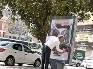Gaziantep'te reklam panosunu sprey boya ile kapattı: Kızım özeniyor