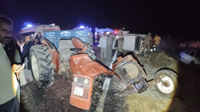 Şanlıurfa'da zincirleme kaza: Traktör ikiye bölündü