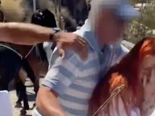 Yunanistan'dan skandal görüntüler: Ata binmeyi reddeden turistler darbedildi