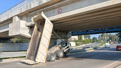 Adana'da kamyonun açılan damperi köprüye takıldı