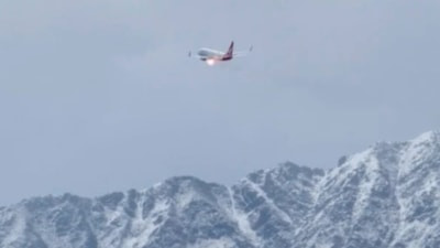 Yeni Zelanda'da yolcu uçağının motorunda alev paniği