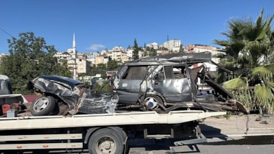 Kocaeli'de aküsü biten otomobili rampadan indiren sürücü kazada öldü