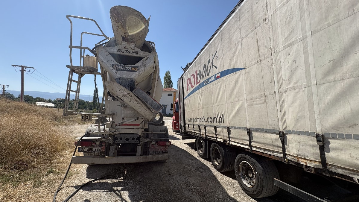 Kastamonu'da yanan tıra beton mikserli müdahale