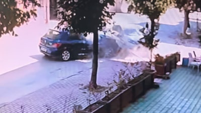 Bursa'da iki otomobil kafa kafaya çarpıştı: Kaza anları kamerada