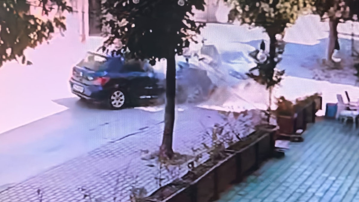 Bursa'da iki otomobil kafa kafaya çarpıştı: Kaza anları kamerada