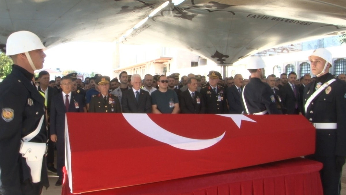 İstanbul'da şehit olan polis memuru son yolculuğuna uğurlandı