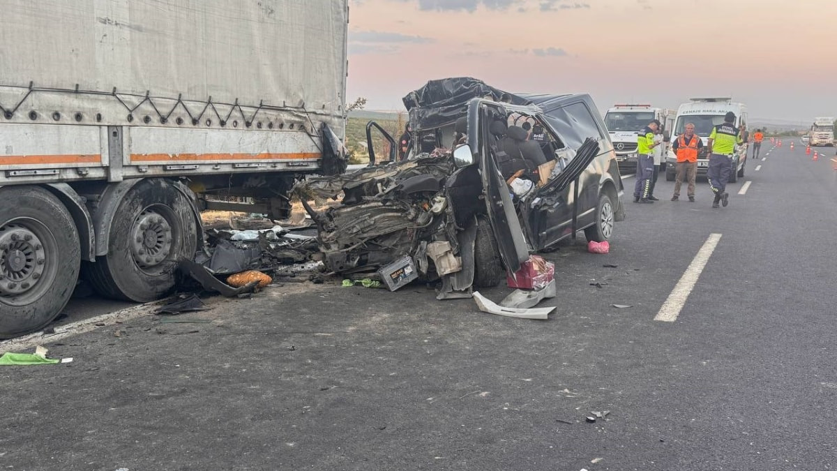 Şanlıurfa'da tıra arkadan çarpan minibüste 2 kişi öldü