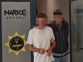 Kocaeli'de bir evde yapılan aramada mutfaktan uyuşturucu, fırın dolabından 65 bin TL çıktı