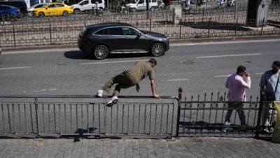 İstanbul'da yayaların bariyer çilesi: Kısa yol için demirleri aşıyorlar
