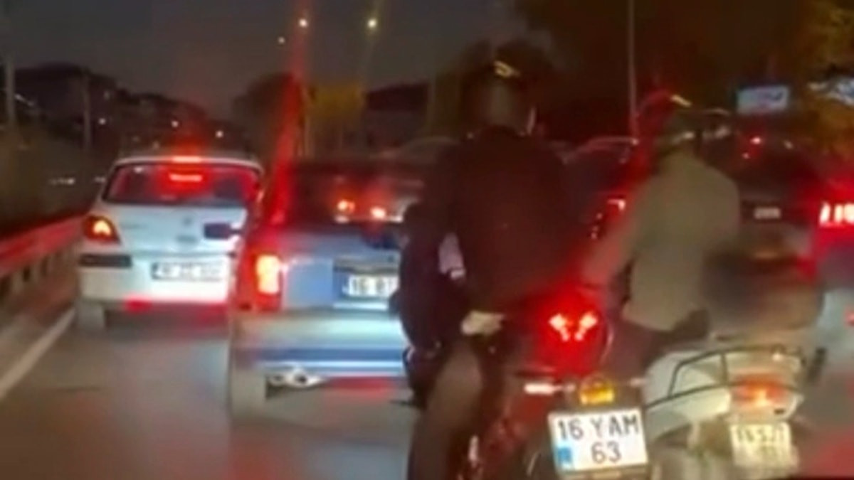 Bursa'da otomobil sürücü ile motosikletliler arasında yol verme gerginliği yaşandı
