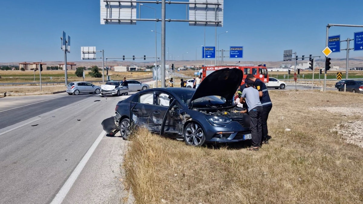 Çorum’da iki otomobil çarpıştı: 5 yaralı
