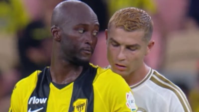 Cristiano Ronaldo, rakibinin taktik kağıdını okumaya çalıştı