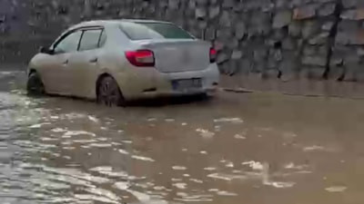 Erzurum-Artvin Karayolunda sel: Dereler taştı, bir araç mahsur kaldı
