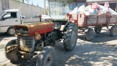Burdur'da ehliyetsiz sürücü traktörle 5 araç ile 2 ATM'ye çarptı