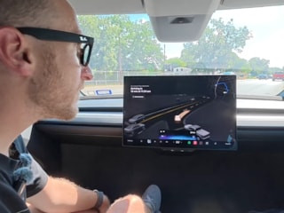 Cybercab, aranan şahsı tespit ederek polis merkezine götürdü