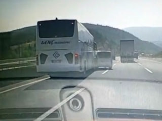 Bolu'da kontrolsüz şerit değiştiren araç, otobüse çarparak takla attı