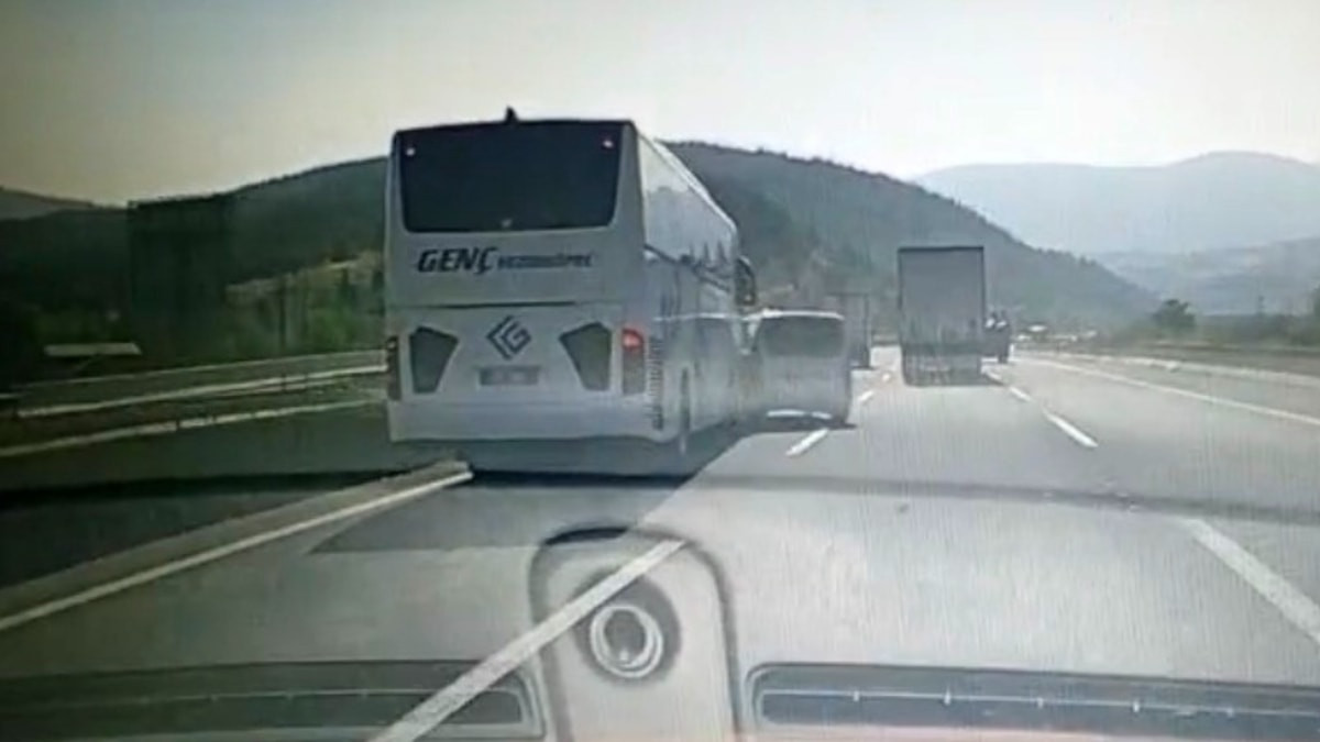Bolu'da kontrolsüz şerit değiştiren araç, otobüse çarparak takla attı