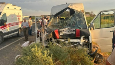 Şanlıurfa'da minibüs tahliye kanalına düştü: 15 yaralı