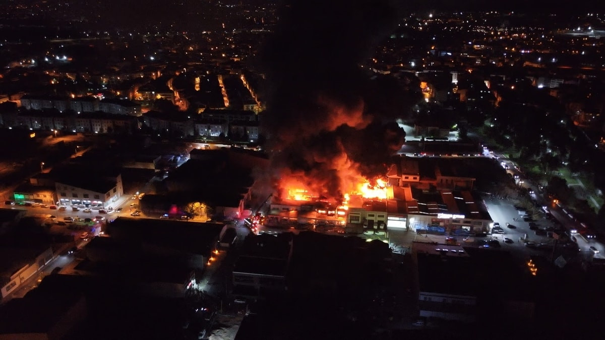Eskişehir'de yapı malzemeleri firmasında yangın çıktı