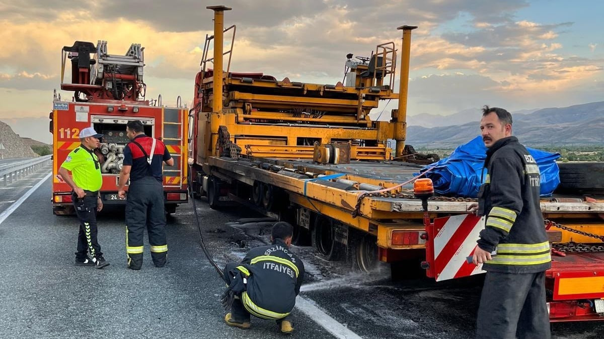 Erzincan’da seyir halindeki tırın dorsesi yandı