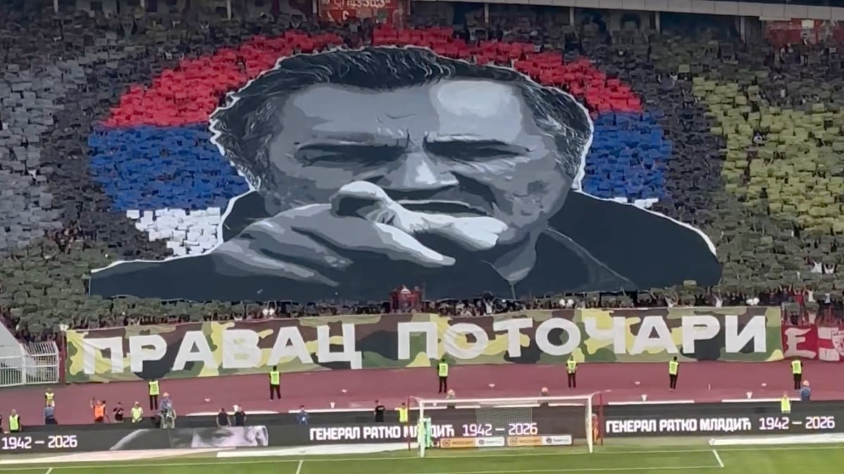 Sırbistan'da Kızılyıldız tribünlerinden 'Bosna Kasabı' için özel koreografi ve saygı duruşu