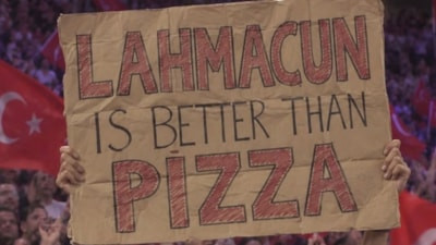 Filenin Sultanları tarih yazdı: İtalya'ya pizza göndermeli pankart görenleri gülümsetti...