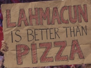 Filenin Sultanları tarih yazdı: İtalya'ya pizza göndermeli pankart görenleri gülümsetti...