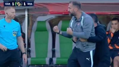 Arda Turan faulü yardımcısı üzerinde gösterdi: Spiker kahkahayı patlattı!