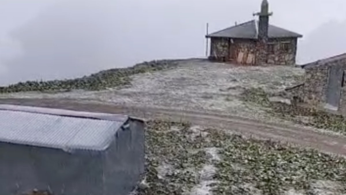 Mevsimin ilk karı Rize'deki Tahpur Yaylası'na yağdı