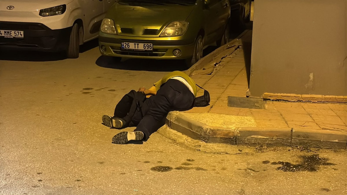 Eskişehir'de kaldırımda sızan alkollü şahıs tepki çekti