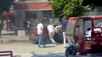 Adana'da darbettikleri husumetlilerinin aracına sopayla zarar verdiler