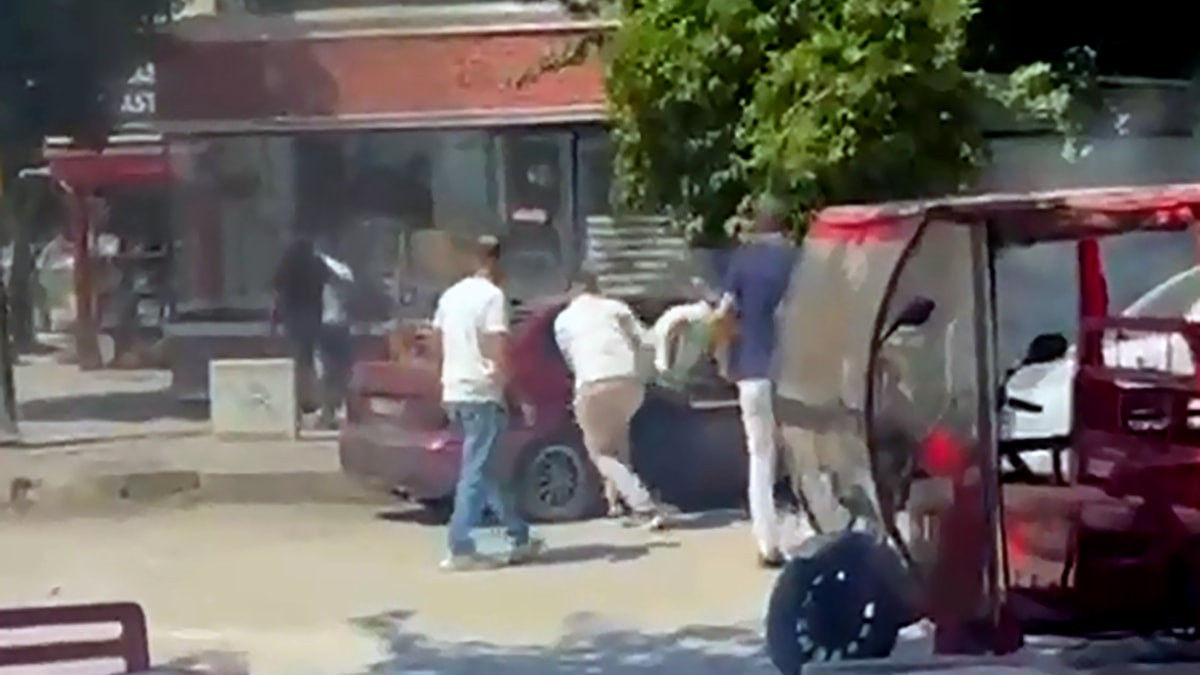 Adana'da darbettikleri husumetlilerinin aracına sopayla zarar verdiler