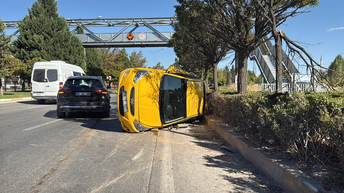 Eskişehir'de ticari taksi ile SUV çarpıştı: 2 sürücü yaralandı