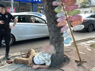Samsun'da alkollü pamuk şekerci sokakta sızdı