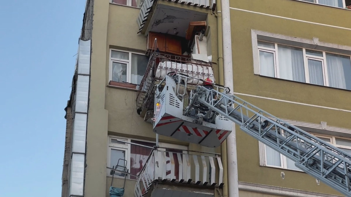 İstanbul'da balkondan düşen parçalar yayanın başına isabet etti