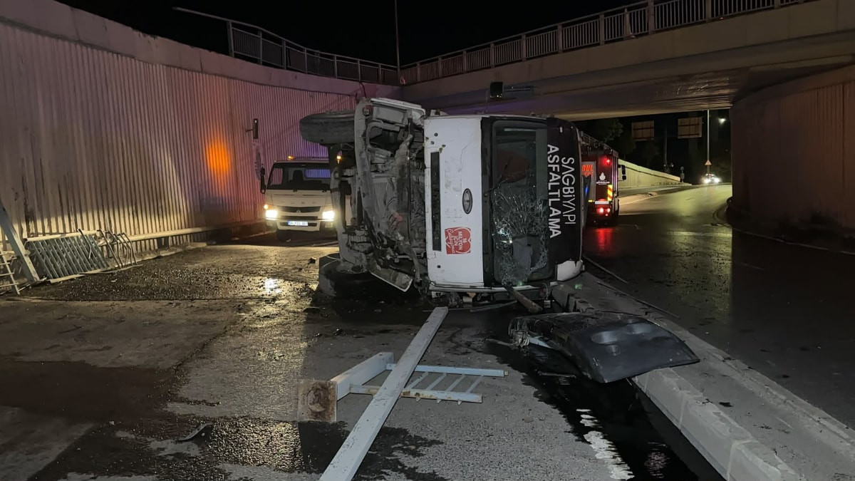 İstanbul'da asfalt kamyonu virajı alamayarak alt geçit yoluna düştü