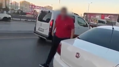 İstanbul'da yol verme tartışması: Motosikletliye saldırdı