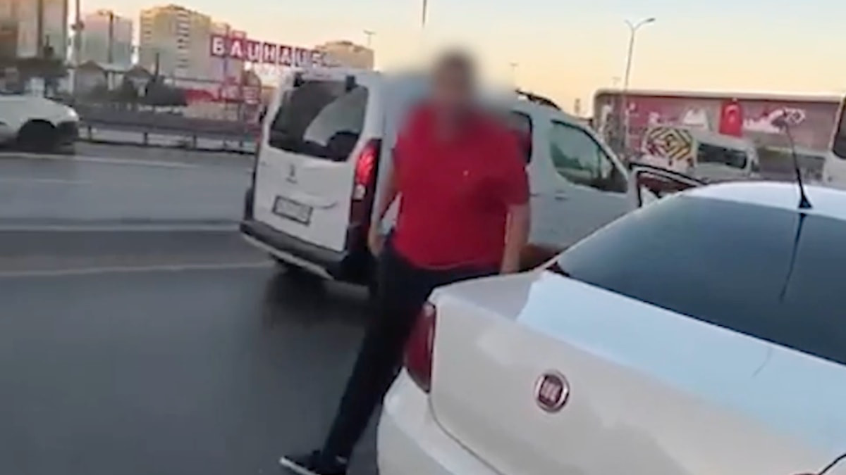 İstanbul'da yol verme tartışması: Motosikletliye saldırdı