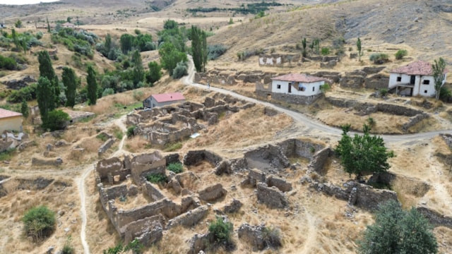 Sivas'ta göç veren köyün son hali: Tek hane kaldı