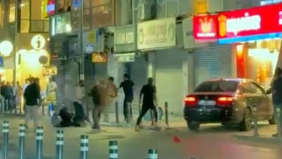 İstanbul'da iki grup arasındaki sandalyeli kavgayı çevredekiler ayırdı